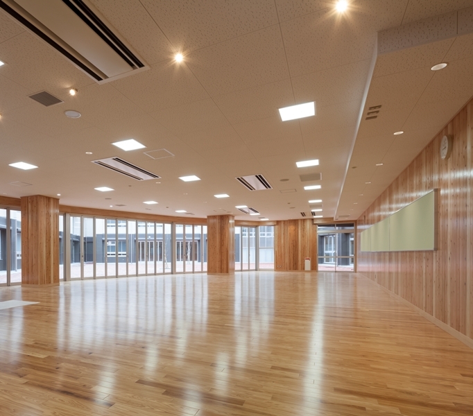 写真：ランチルームから中庭を展望