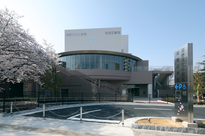 写真：駐車場方面からの遠景北面外観。