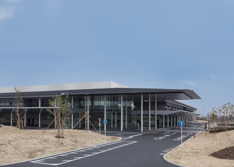 写真：南東方面からの外観。