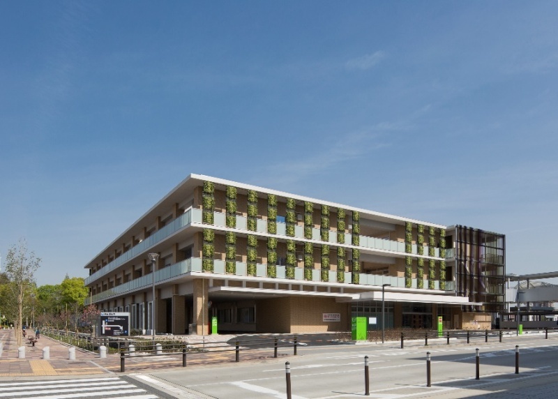 写真：北東方向からの全景外観。