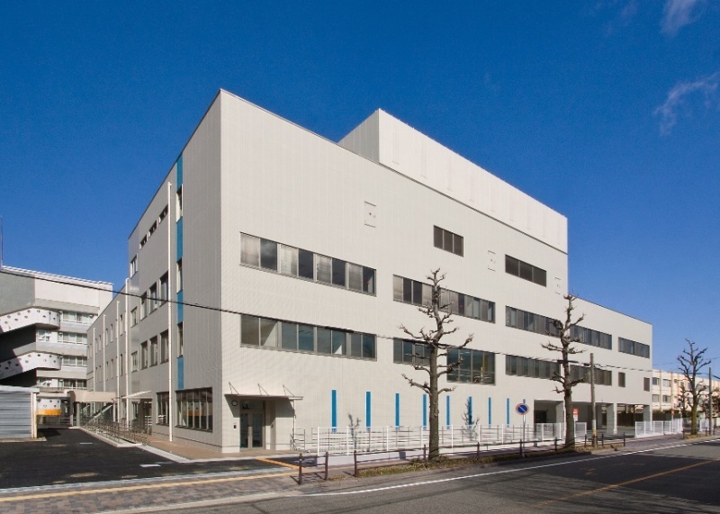 写真：南方面からの斜め全景外観。