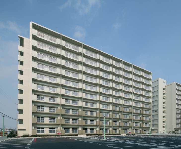 写真：南面バルコニー側の西南方向からの俯瞰的外観。