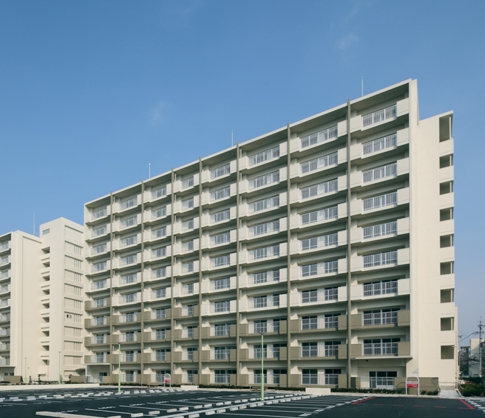 写真：南面バルコニー側の東南方向からの俯瞰的外観。