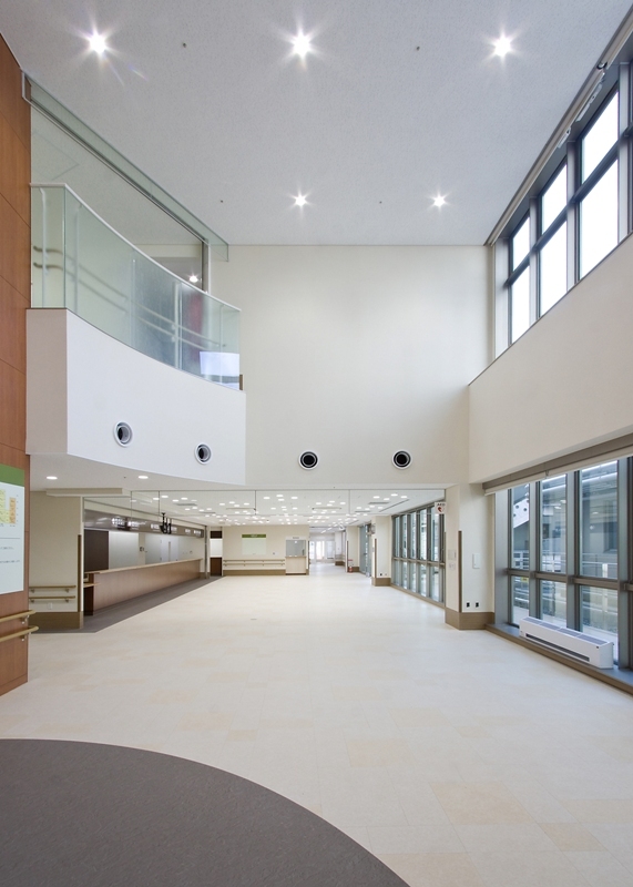 写真：受付付近の吹き抜け空間を展望