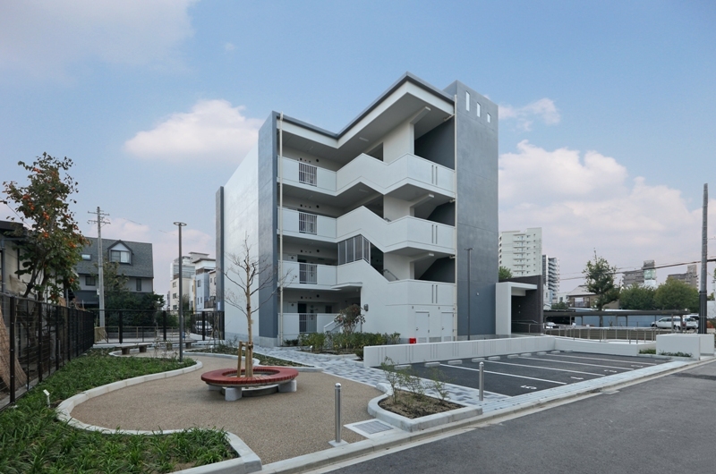 写真：北西方面からの廊下、階段室側の俯瞰的外観。