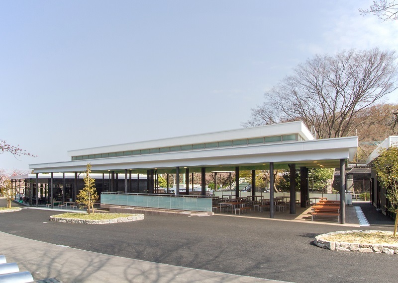 写真：建物全景外観。