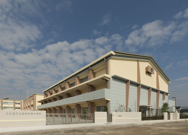 写真：正門から体育館棟の俯瞰