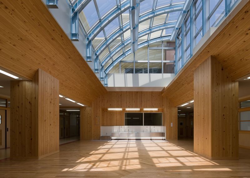 写真：多目的室内観トップライトを見上げる