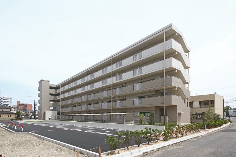 写真：北西方面からの廊下、階段室側の俯瞰的外観。