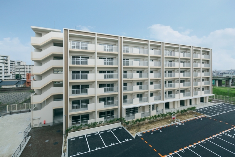 写真：バルコニー面の左斜め方向からの俯瞰的外観（山田東荘1棟）