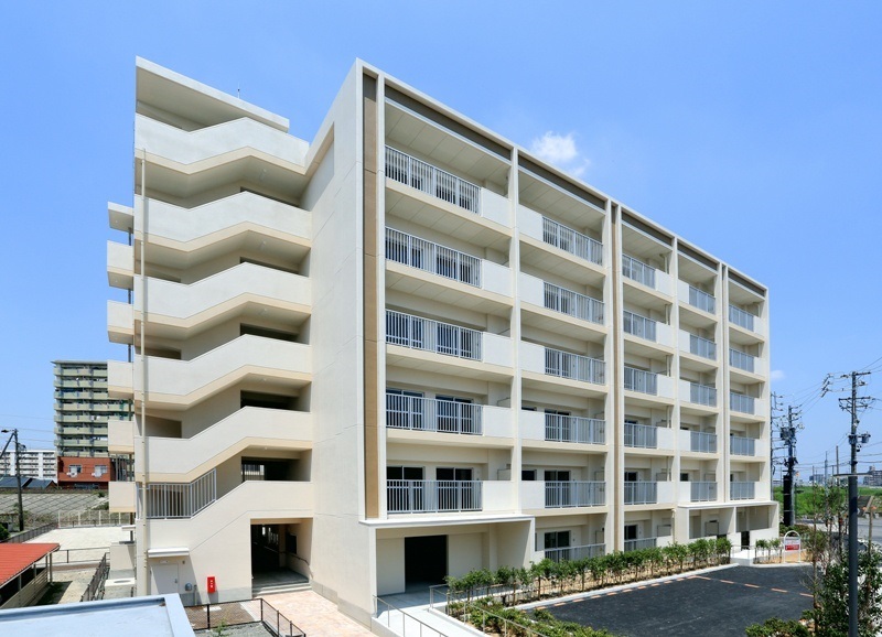 写真：バルコニー面の左斜め方向からの俯瞰的外観（山田東荘2棟）