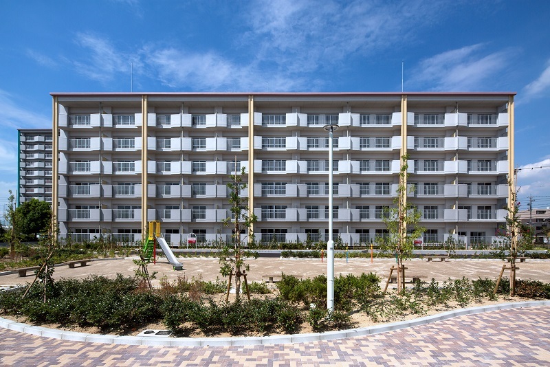 写真：建物外観全景。