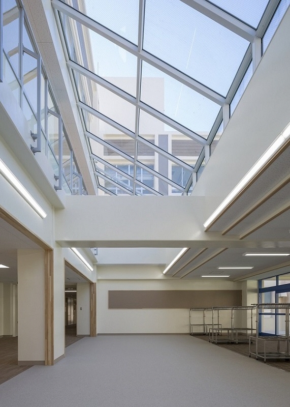 写真：一階昇降口。