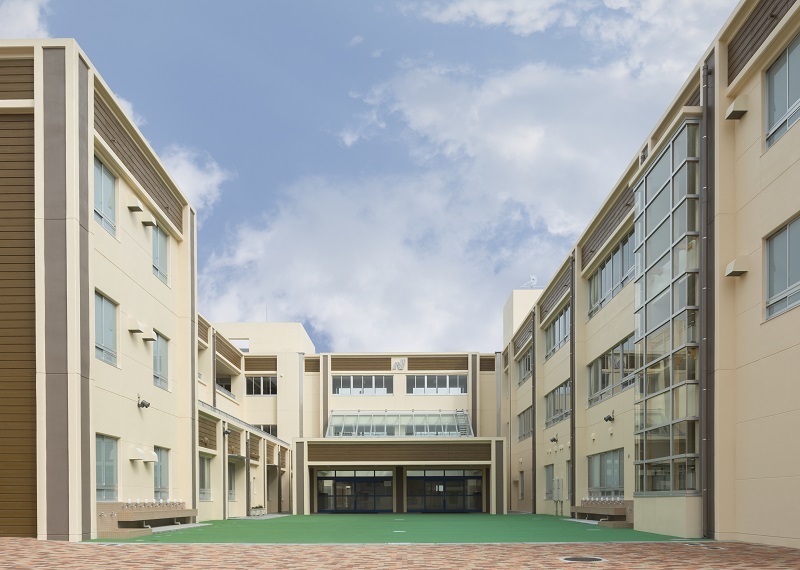 写真：建物外観西面。