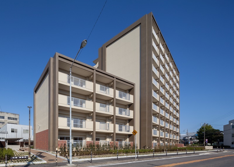 写真：南西面俯瞰的外観。