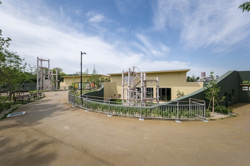 写真：東山動植物園ゴリラ・チンパンジー獣舎外観全景1