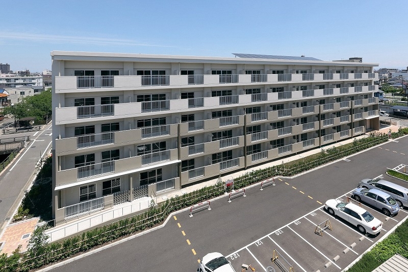 写真：新高畑第2次公営住宅建物外観西面。