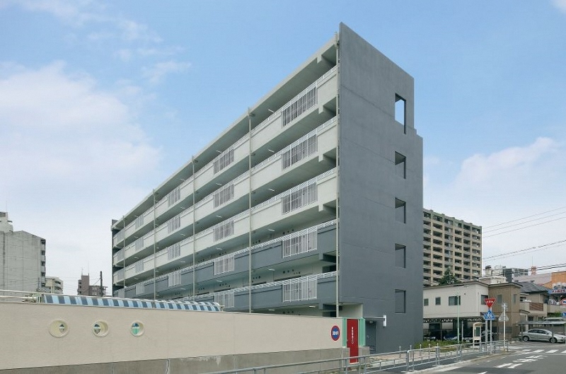 写真：高蔵公営及び更新住宅建物南西外観。