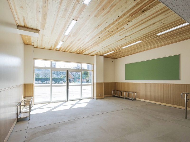 写真：葵小学校増築棟内観。
