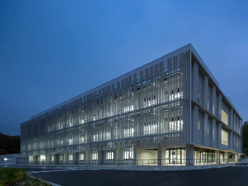 写真：衛生研究所建物外観1。