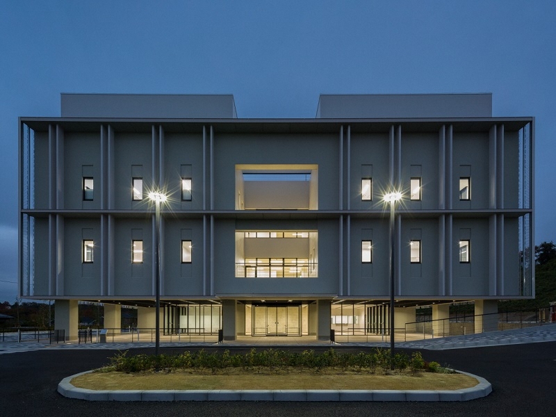 写真：衛生研究所建物外観2。