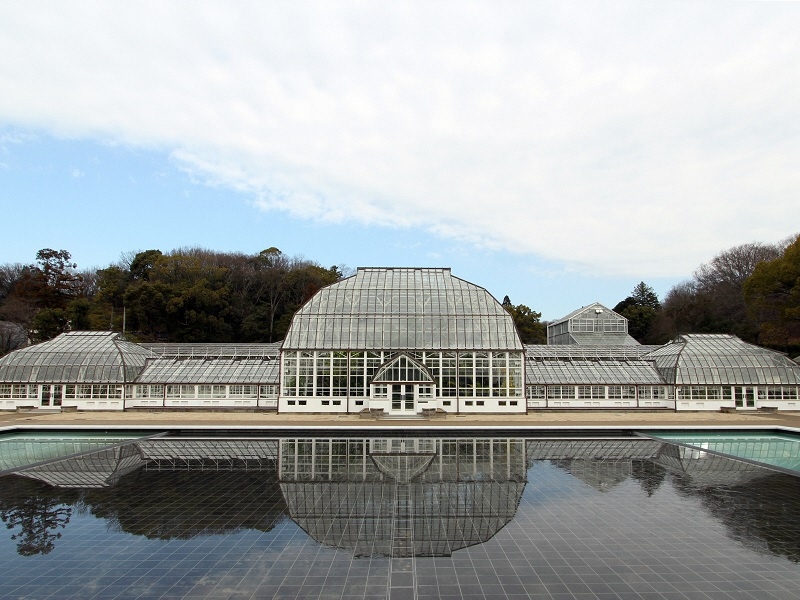 写真：重要文化財名古屋市東山植物園温室前館外観1。