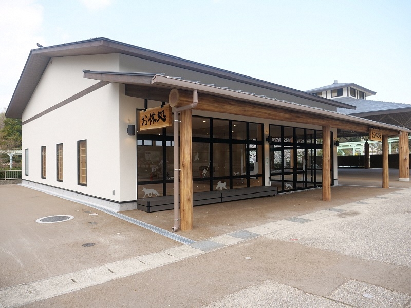 写真：東山動植物園ホンドタヌキ横休憩所外観。