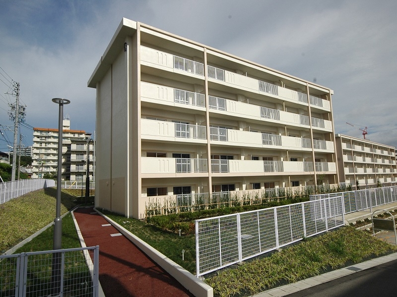 写真：打越荘D棟外観。