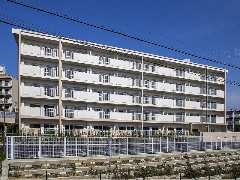 写真：打越荘E棟外観。