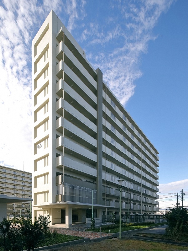 写真：戸田荘西5棟外観。