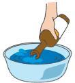 イラスト:空きびんの中をさっとゆすぐ