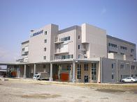 写真:青空を背景とした6階建て建物の外観