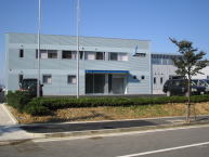 写真:青空を背景とした2階建て建物の外観1