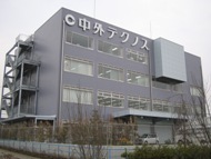 写真:青空を背景とした5階建て建物の外観