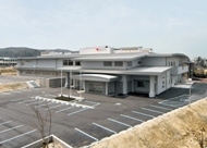 写真:青空を背景とした2階建て建物の外観3