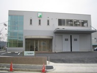 写真:青空を背景とした2階建て建物の外観7