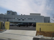 写真:青空を背景とした2階建て建物の外観8