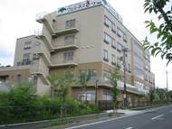 写真:4階建て建物の外観写真、研究所は1階の一部