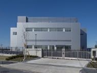 写真:青空を背景とした2階建て建物の外観11