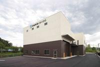 写真:青空を背景とした2階建て建物の外観4