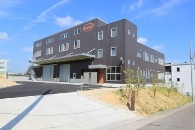 写真:青空を背景とした3階建て建物の外観2