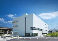 写真:青空を背景とした4階建て建物の外観