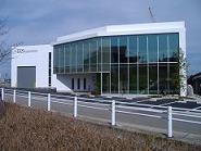 写真:青空を背景とした2階建て建物の外観9