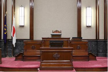 写真：正面から見た議長席