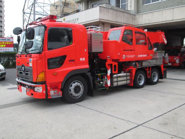 消防車(クレーン車)の写真