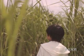 動画サムネイル:遠くから「おーい」と聞こえる声(それを聞く子ども)