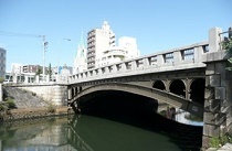 川を渡る橋の写真