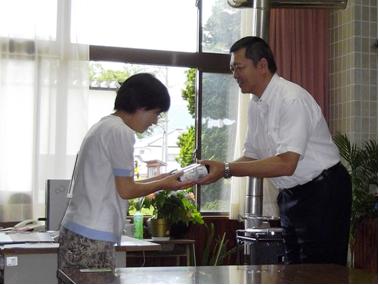 写真:横田小学校でのタンブラーの贈呈