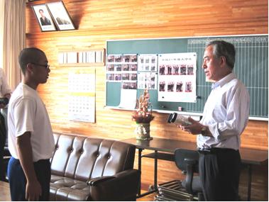 写真:横田中学校でのタンブラーの贈呈