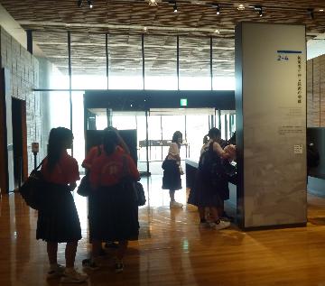 写真:陸前高田市中学生による案内活動の様子